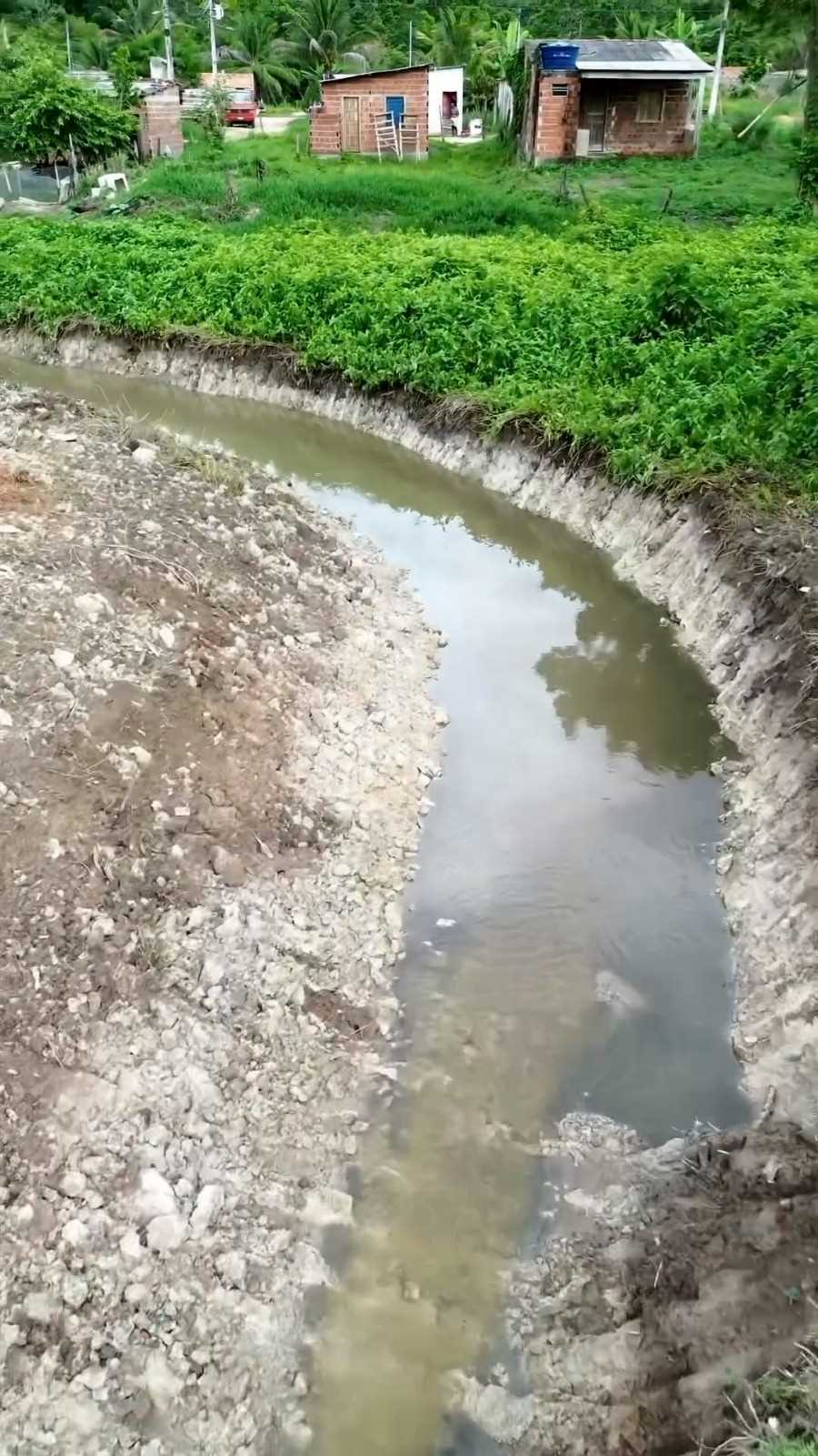Camacã: Prefeitura realiza o maior trabalho de limpeza da história no canal em Leoventura